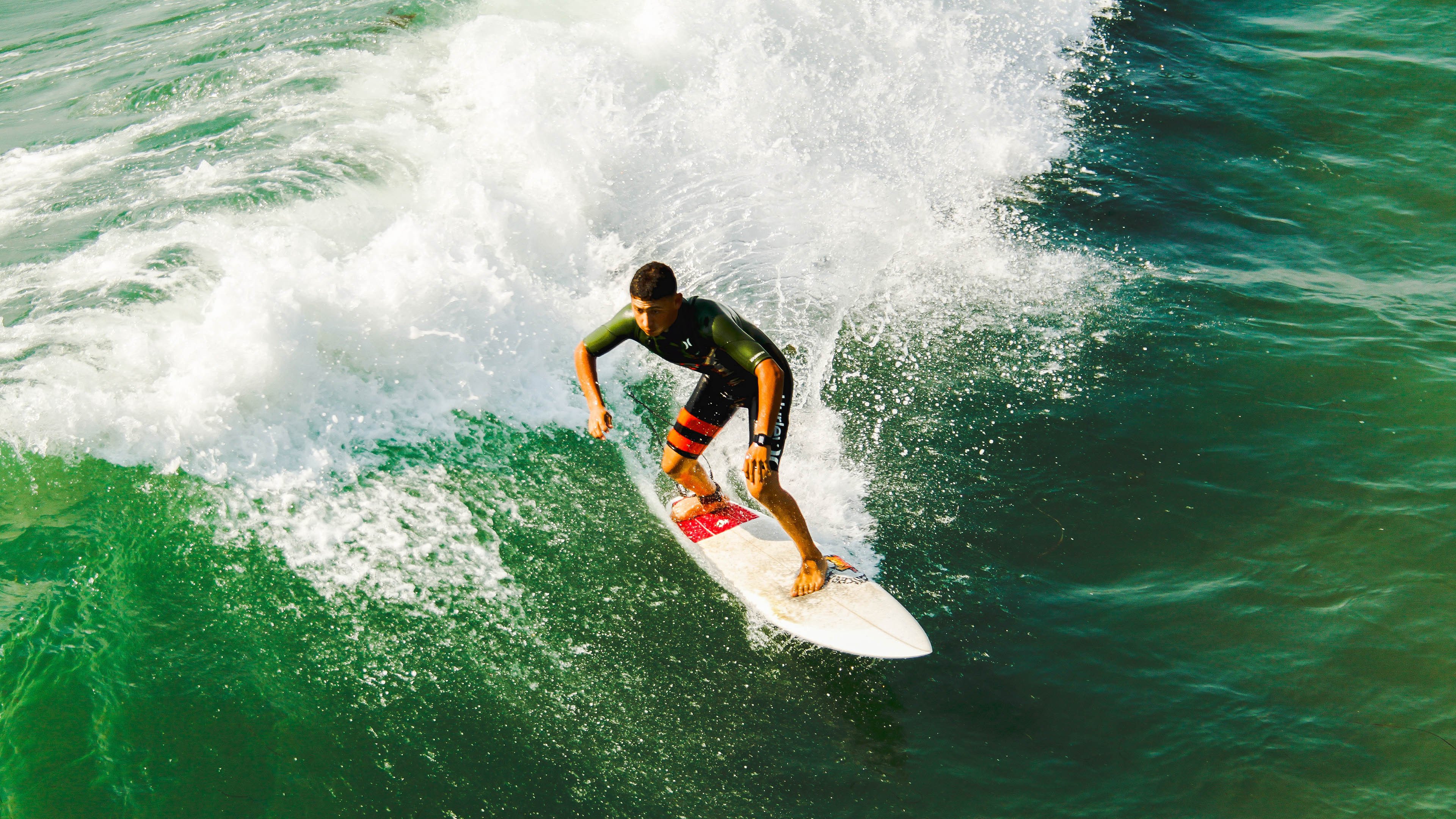 “武汉马拉松赛:选手的拼搏,让赛道见证奇迹”
