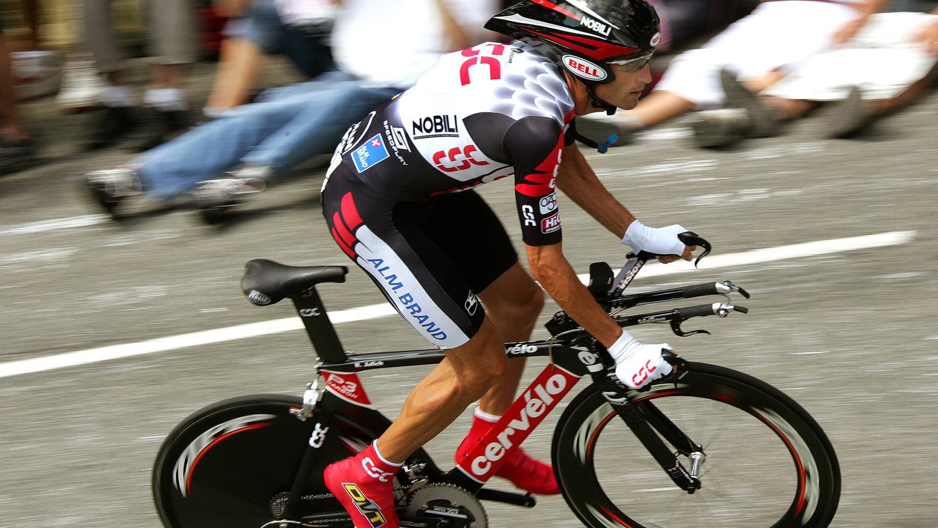 开云体育在线官网-德甲高速反击：瞬间突破防线的经典一刻，德甲速度排名